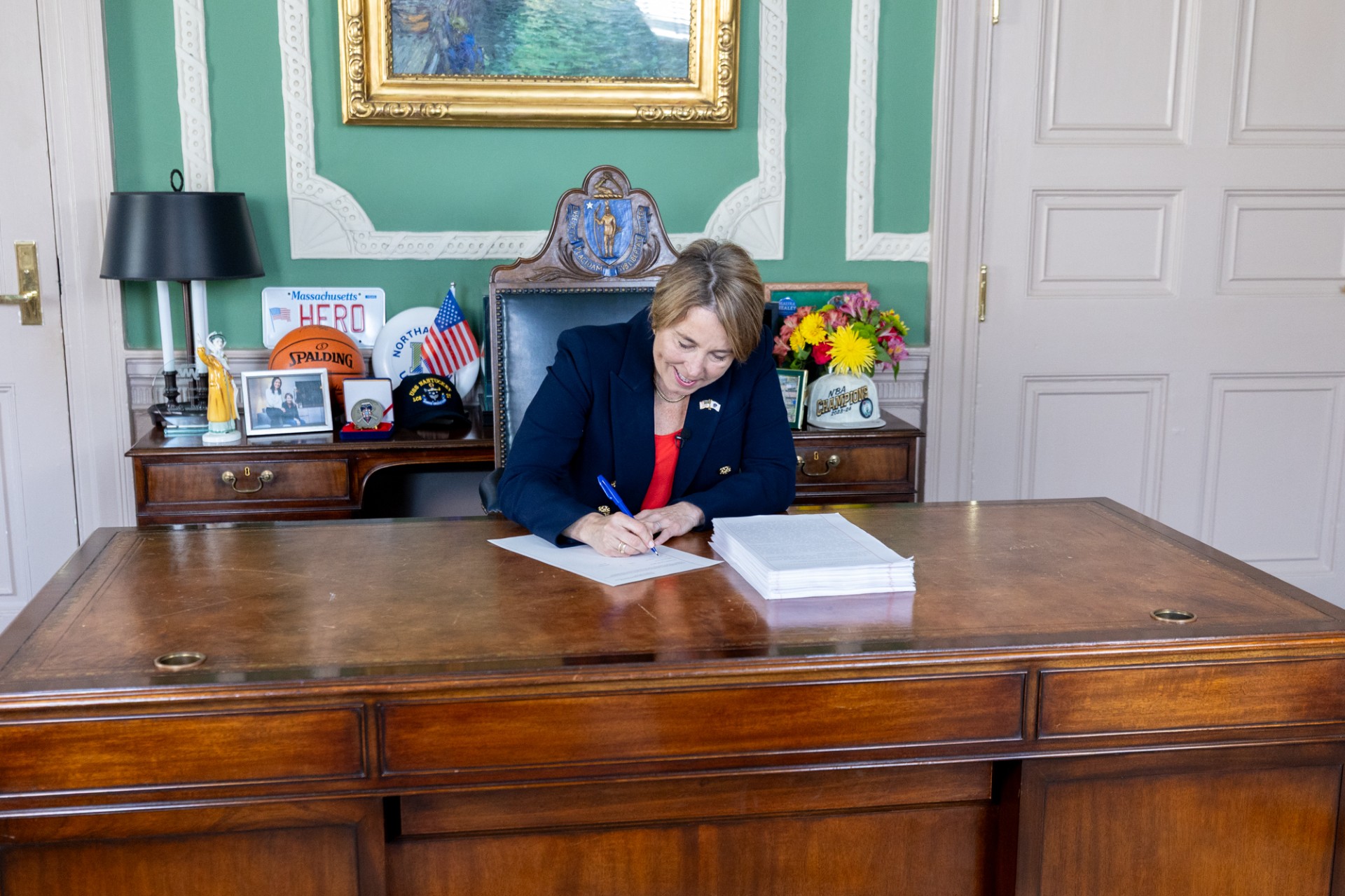 Governadora Maura Healey assina orçamento de US$ 60,9 bilhões para 2026