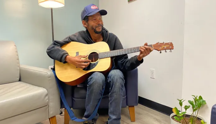 Músico brasileiro que vive em situação de rua em Somerville (MA) busca apoio para gravar sua primeira canção em estúdio