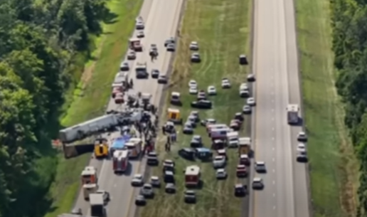 Ônibus de turismo tomba em rodovia próxima a Buffalo (NY) e deixa ao menos cinco mortos