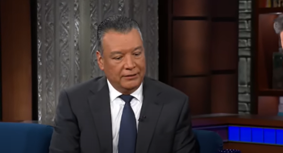 Parlamentares da Califórnia cobram explicações sobre presença armada do DHS em evento de redistritamento com Gavin Newsom