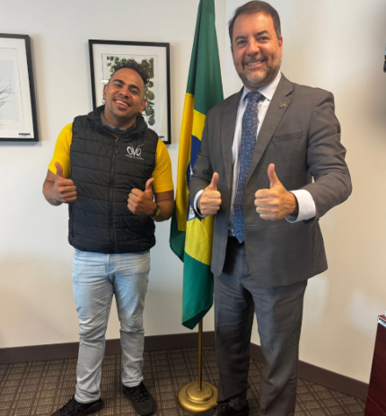 Consulado em Miami recebe artista brasileiro do Cirque du Soleil