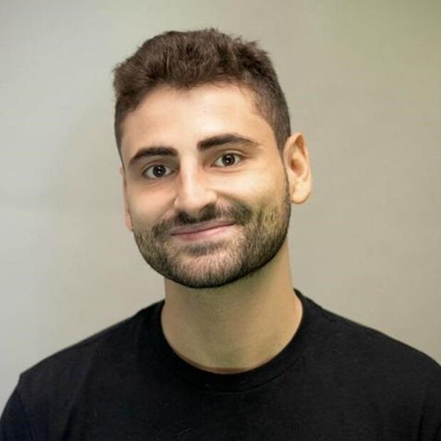 Ator brasileiro conquista prêmio nos Estados Unidos com peça encenada na Broadway