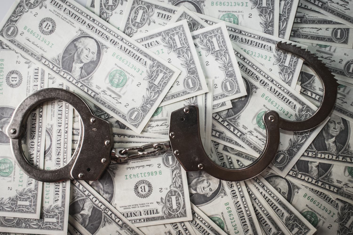 Imigrante com status legal processa ICE em US$ 1 milhão após prisão e detenção em condições desumanas em Massachusetts
