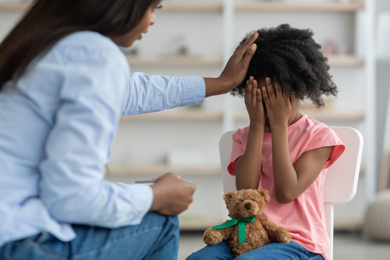 Relatório alerta que práticas agressivas de imigração estão gerando trauma em crianças de famílias imigrantes nos EUA