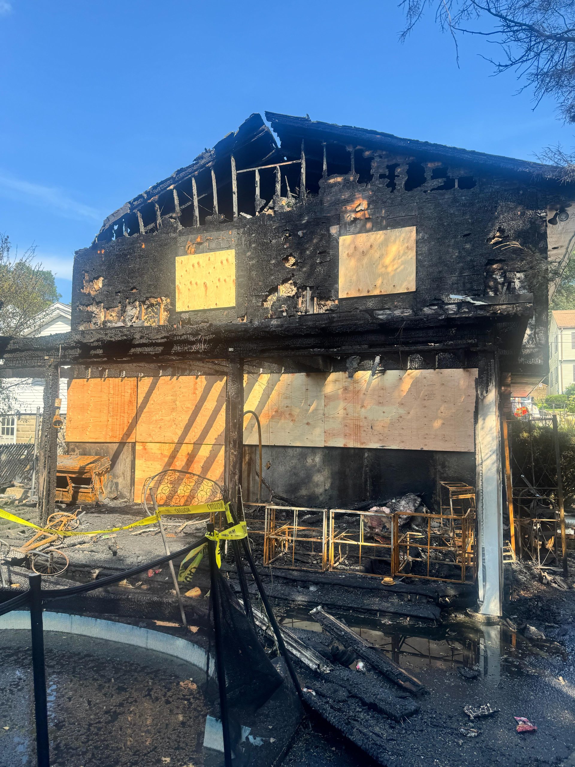 Incêndio destrói casa de duas famílias brasileiras em Medford; animais morreram e vítimas perderam tudo