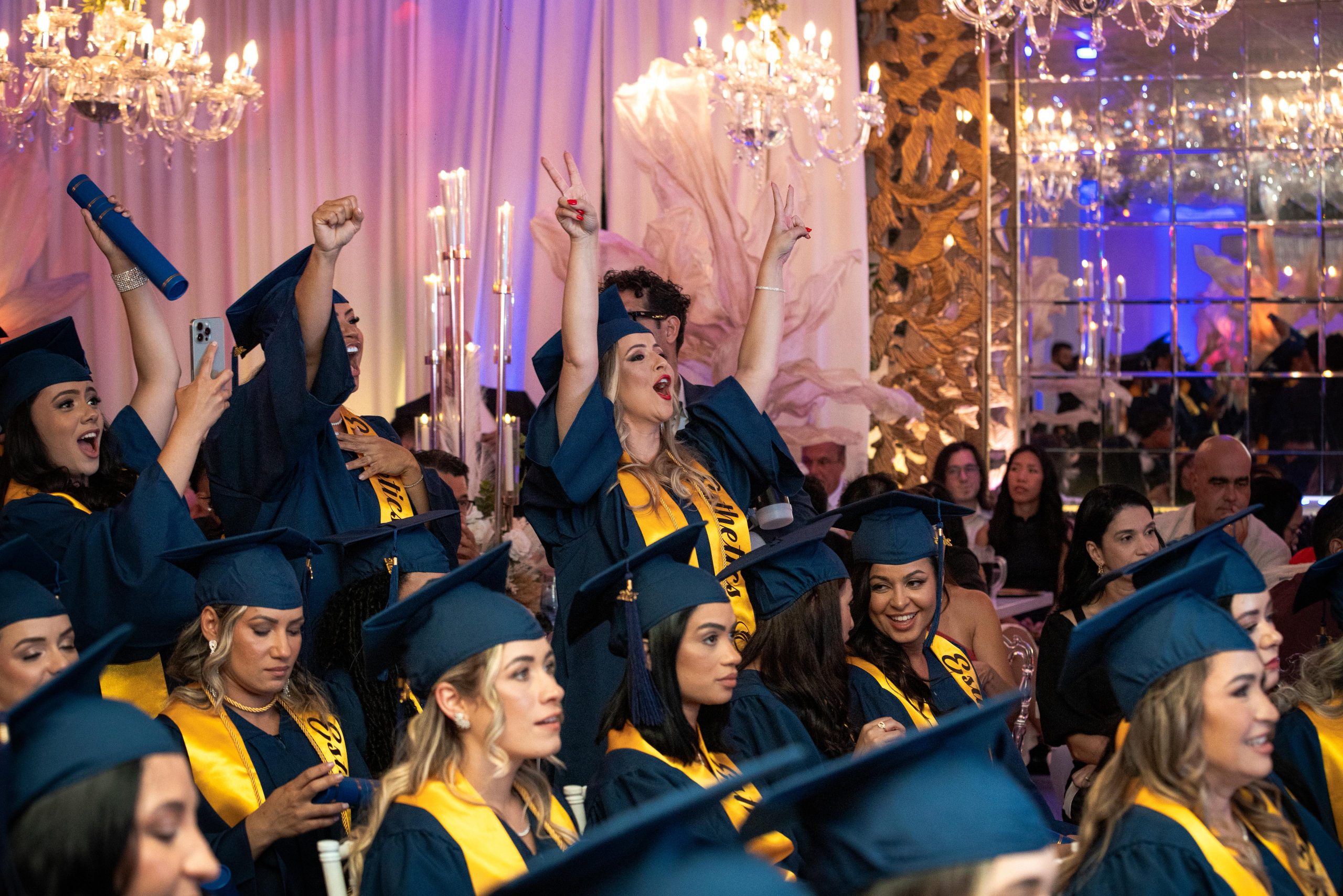 LaBluh Esthetics Institute celebra formatura de 54 alunos em Massachusetts