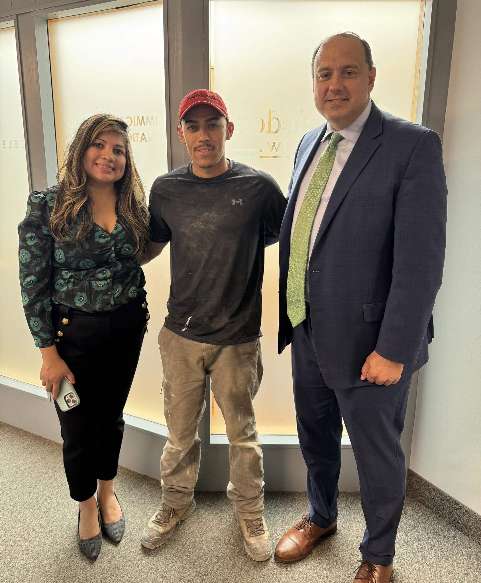 Senador por Massachusetts celebra liberdade de brasileiro preso pelo ICE