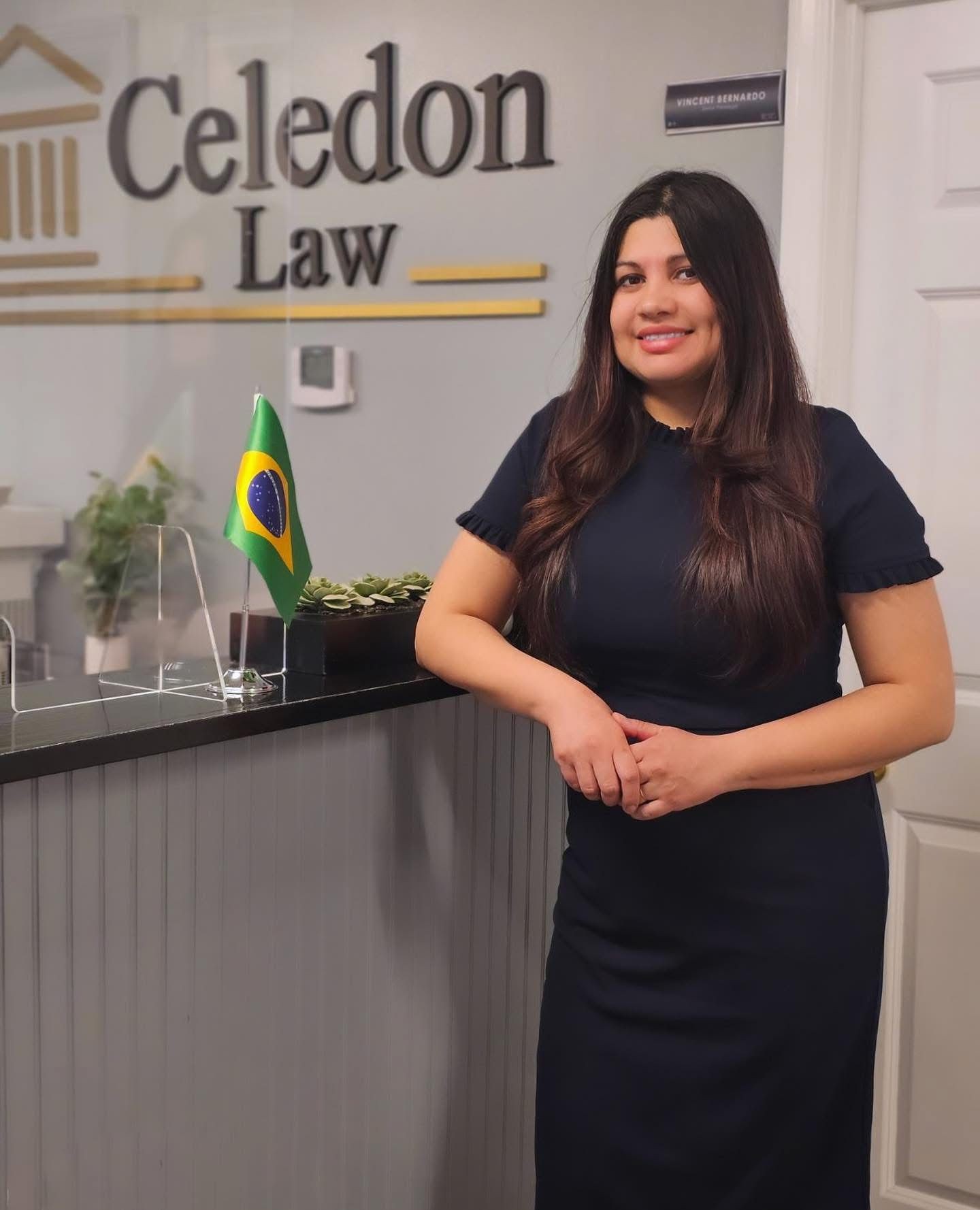 Brasileiro, pai de gêmeas com condição rara, é libertado após prisão pelo ICE