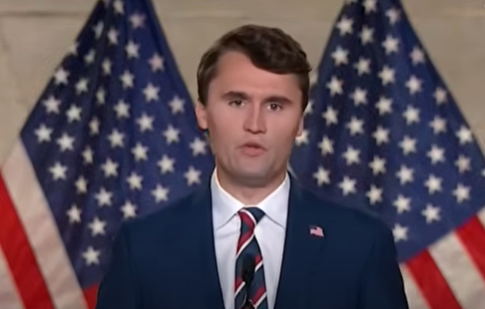Corpo de Charlie Kirk chega a Phoenix sob forte esquema de segurança; Trump anuncia Medalha da Liberdade póstuma