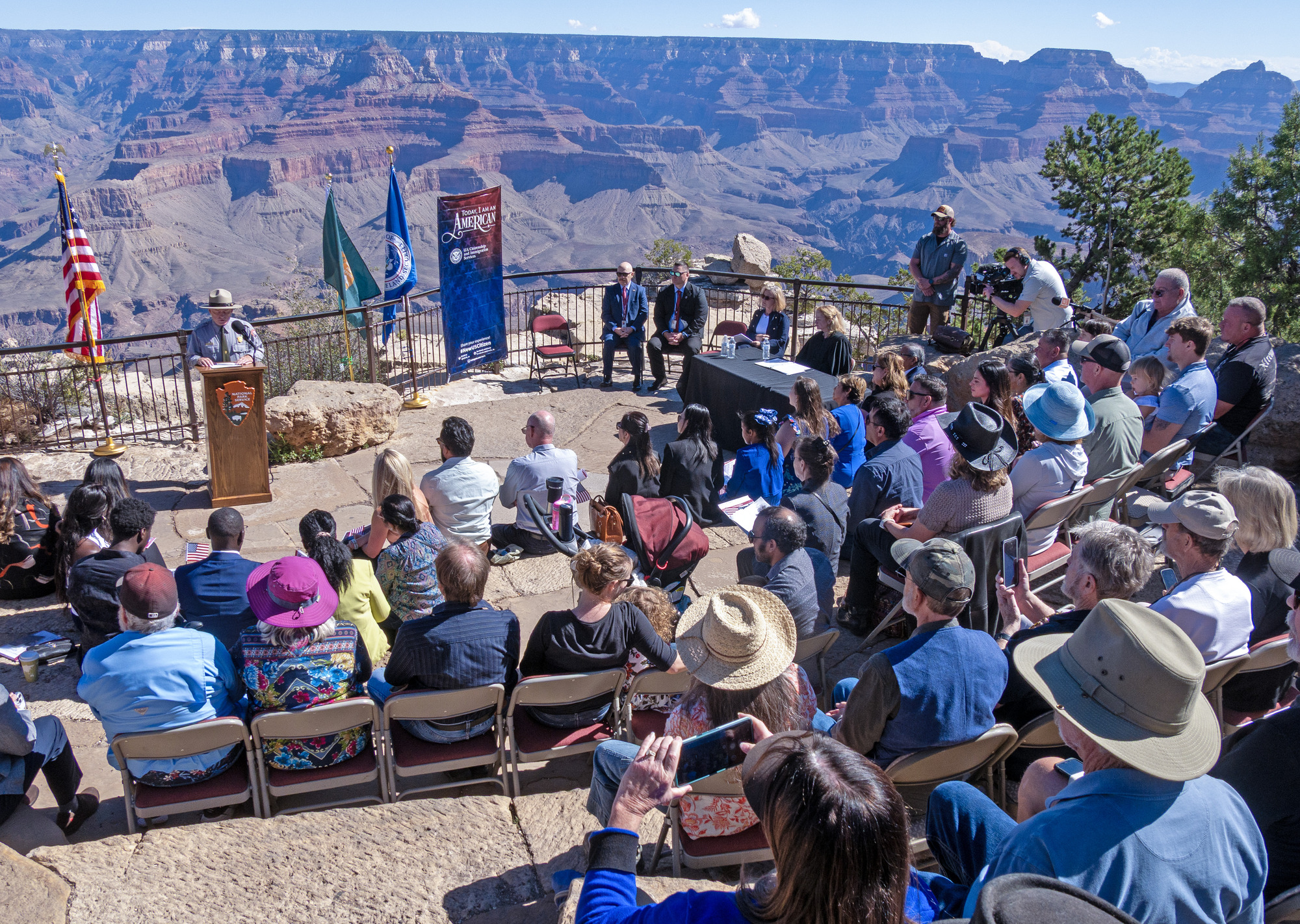Brasileiro recebe Cidadania dos EUA em cerimônia de naturalização realizada no Grand Canyon