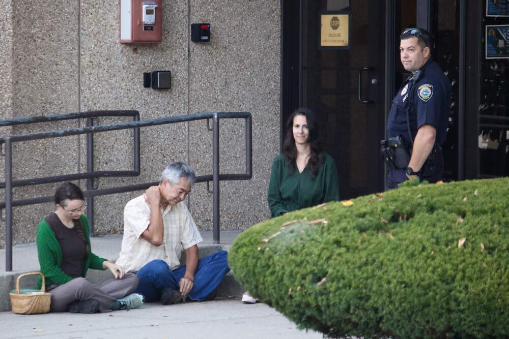 Três americanos são presos ao tentar levar comida a imigrantes detidos em Burlington