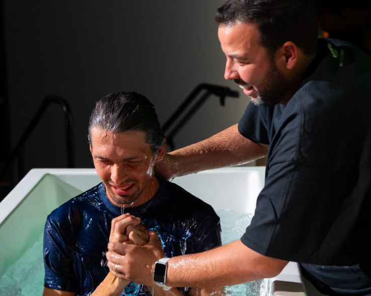 Primeira Igreja Batista em Clermont (FL) celebra um ano com batismos e expansão da fé entre brasileiros