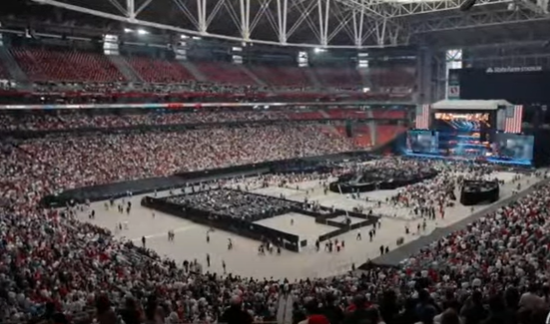 Trump e governo prestam homenagem a Charlie Kirk em evento no Arizona