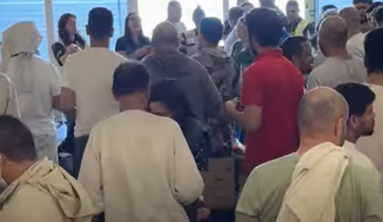 Avião com 98 brasileiros deportados dos EUA chega ao Brasil