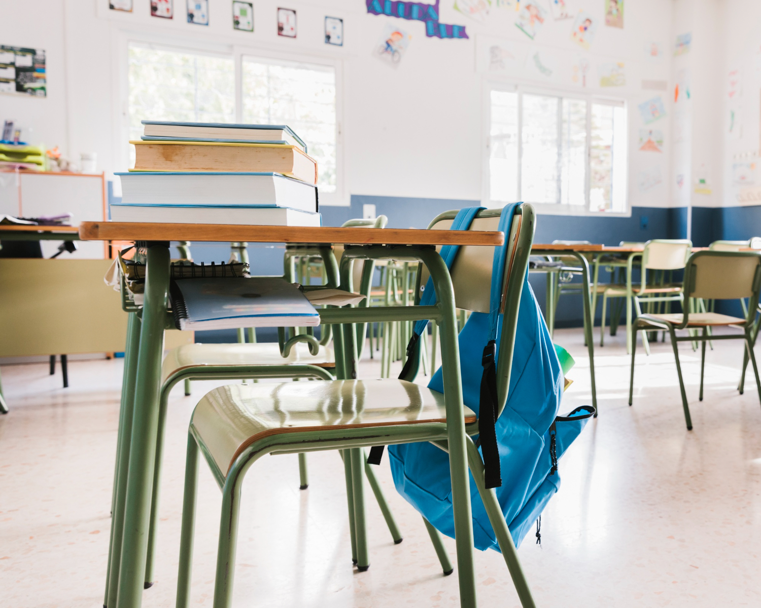 Êxodo de famílias imigrantes ameaça matrículas e orçamento das escolas em Chelsea (MA)