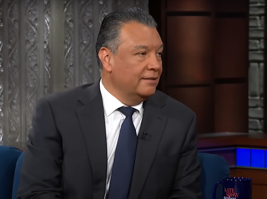 Senador Alex Padilla denuncia tratamento cruel a crianças imigrantes e cobra responsabilização do governo Trump