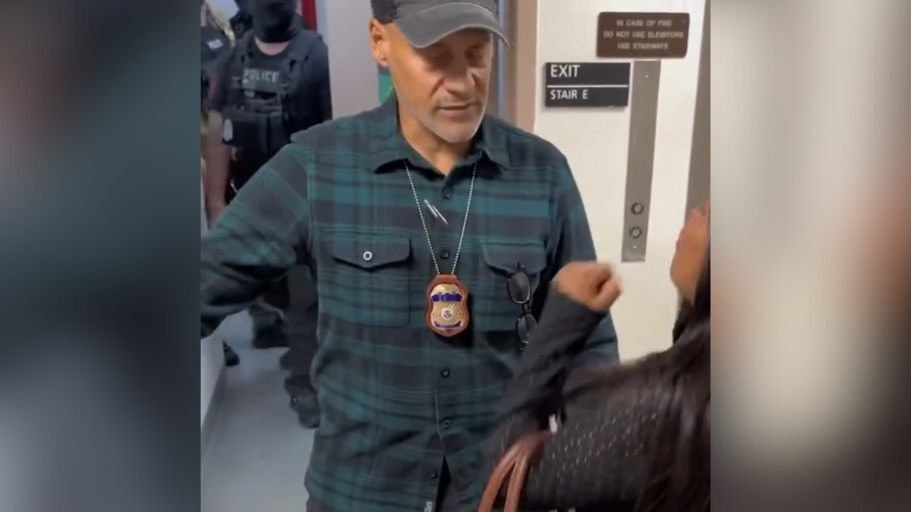 Agente do ICE que empurrou mulher em corte de NY é retirado das funções