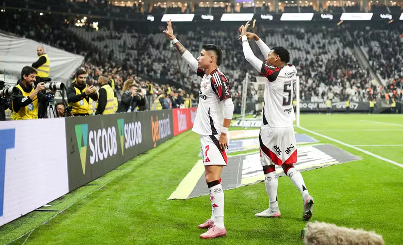 Flamengo bate Corinthians e dispara na liderança do brasileirão