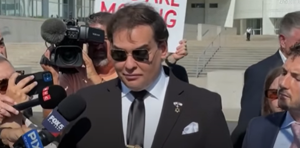 Trump liberta George Santos após comutar pena do ex-deputado de origem brasileira