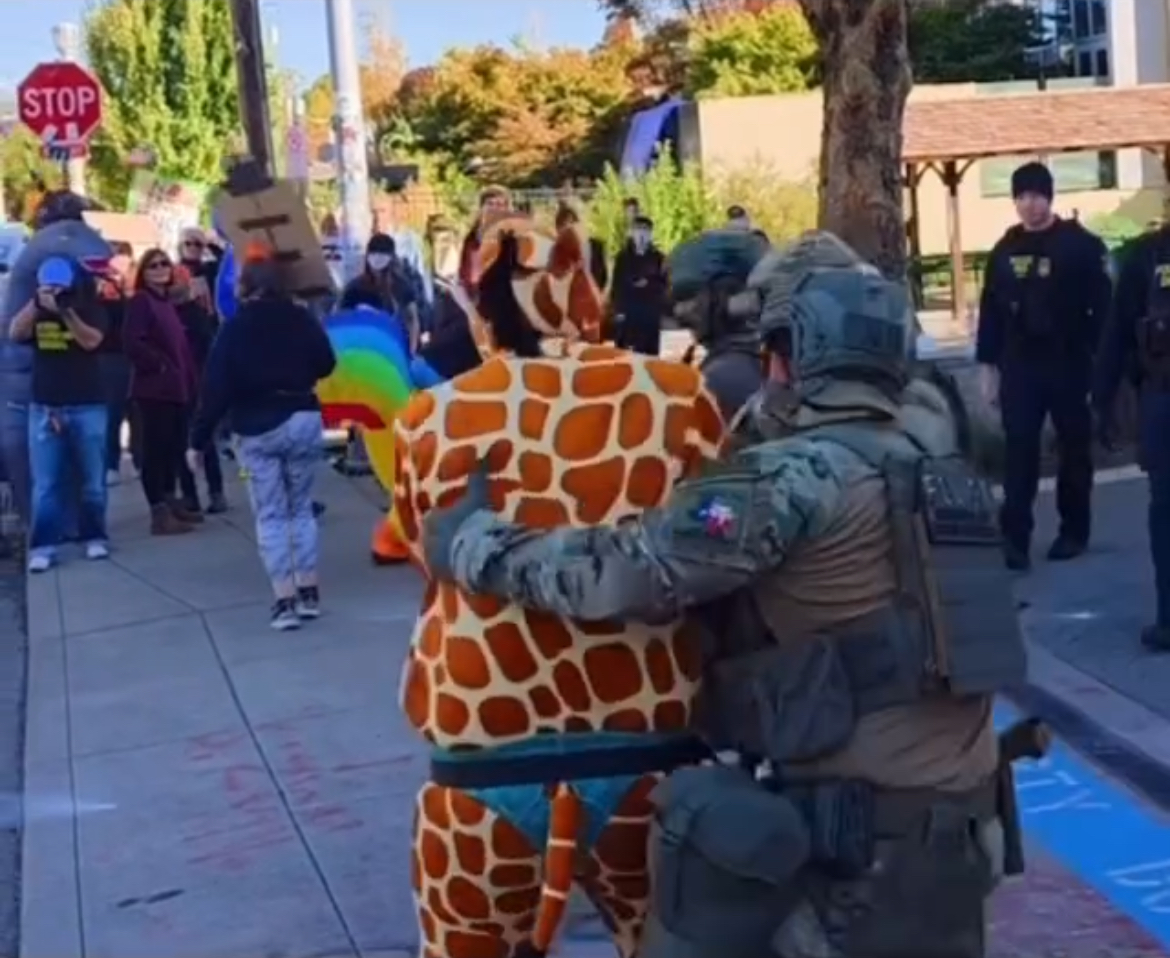 Comediante vestido de girafa é detido por agentes do ICE durante protesto em Portland