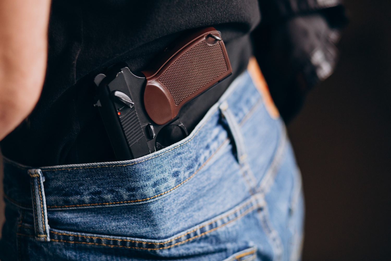 Rede de supermercados libera entrada de pessoas portando armas visíveis após nova lei estadual na Flórida