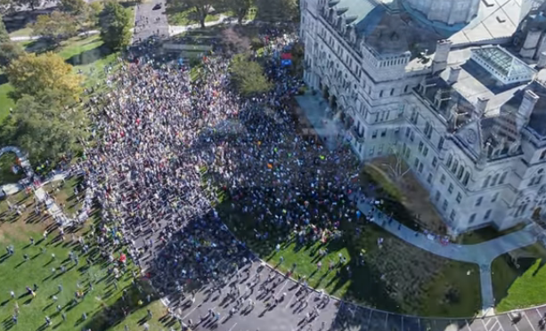 Protestos “No Kings” reúnem milhares em Connecticut contra políticas de Trump e ações do ICE