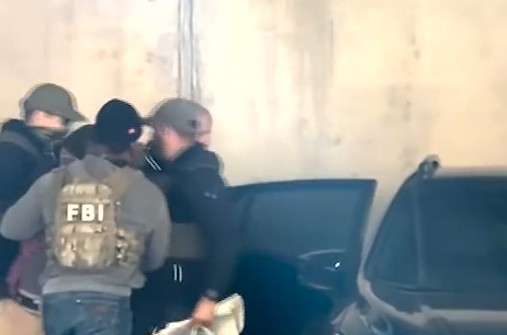 Ativistas condenam prisão violenta registrada em vídeo em estacionamento de tribunal em Stamford (CT)