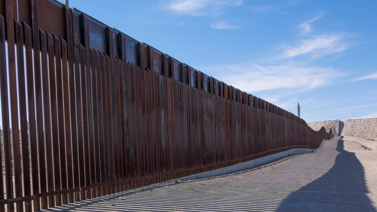 Travessias ilegais na fronteira dos EUA com o México atingem o menor nível em mais de meio século