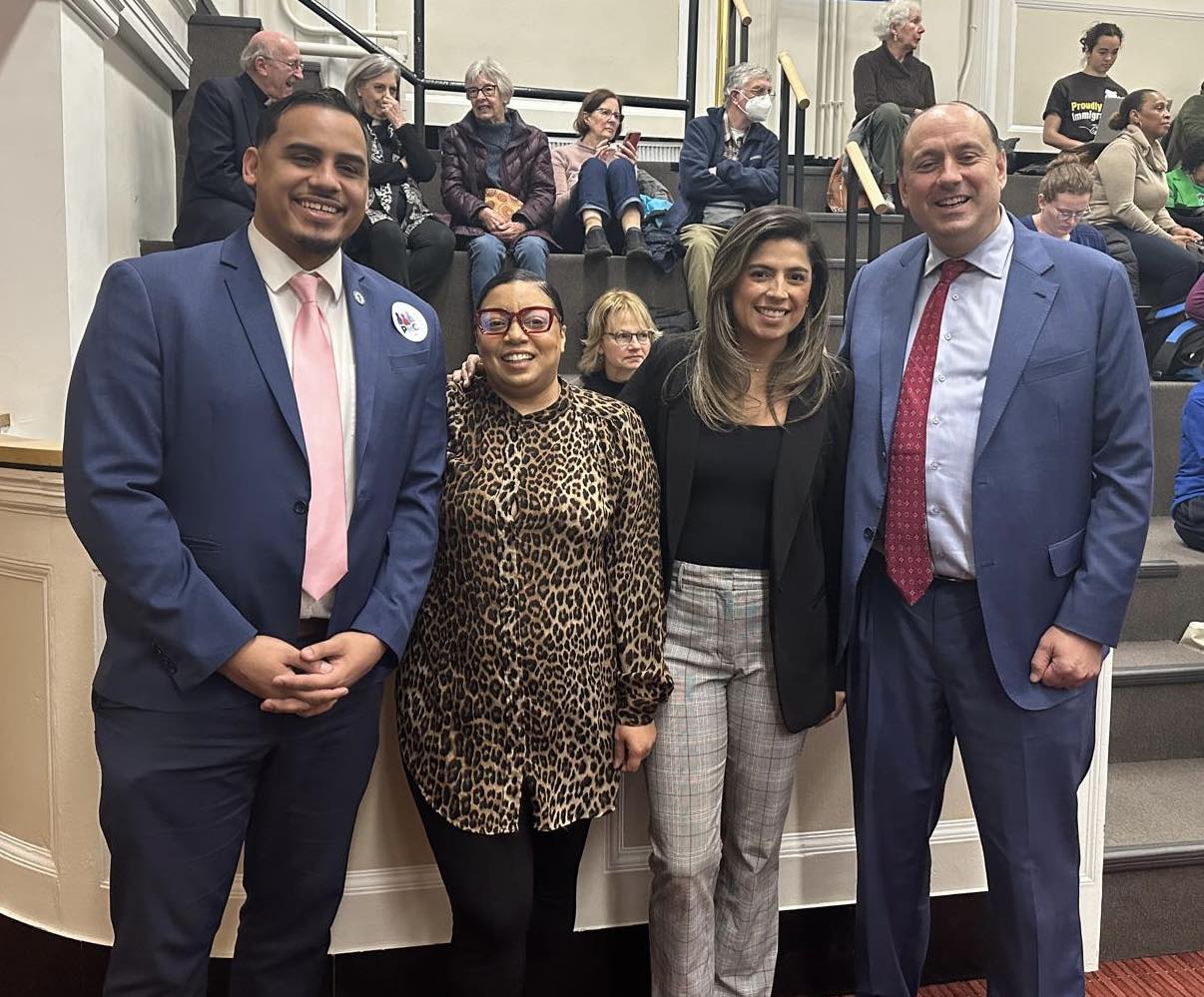 Centenas de pessoas se reúnem no State House em apoio a projetos que protegem imigrantes em Massachusetts
