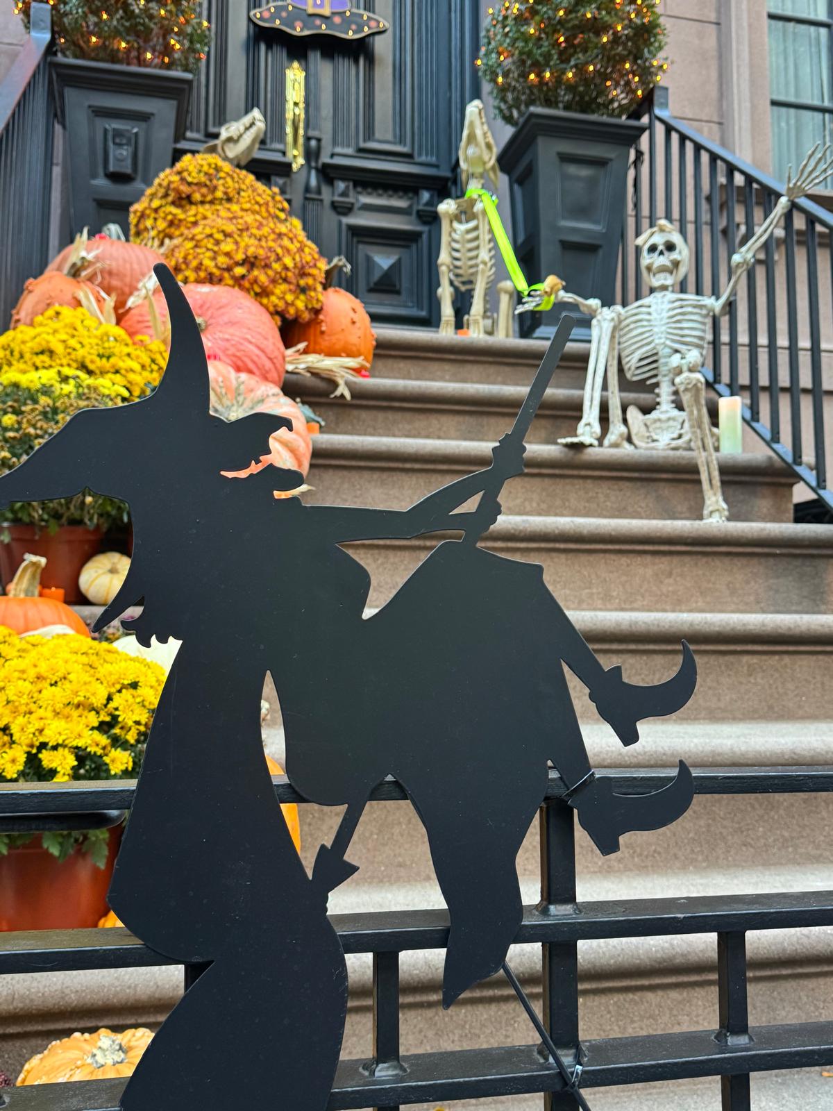Coluna Marisa AbelL Upper East Side entra no clima de Halloween com decorações que viram atração turística