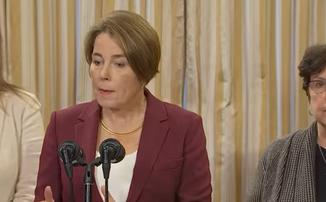 Governadora de Massachusetts critica desinformação federal sobre vacinas e autismo