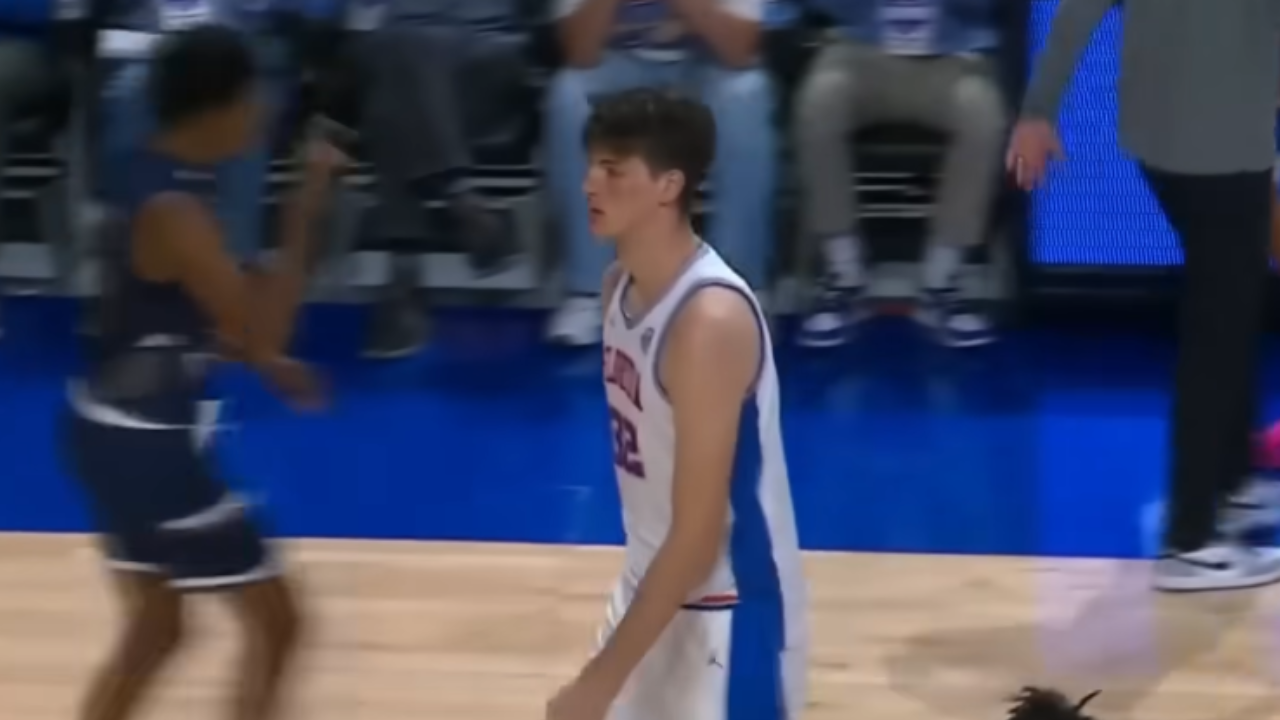 O adolescente mais alto do mundo faz história no basquete