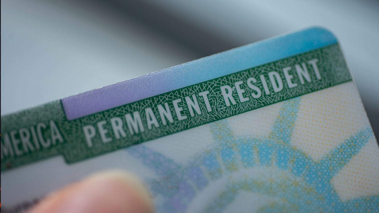 Trump quer limitar green cards para imigrantes que recorrem a benefícios públicos e medida pode atingir até quem solicita cidadania