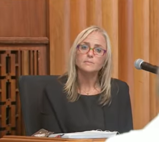 Juíza acusada de ajudar imigrante a escapar do ICE em Massachusetts não sabia do plano, conclui oficial de audiência
