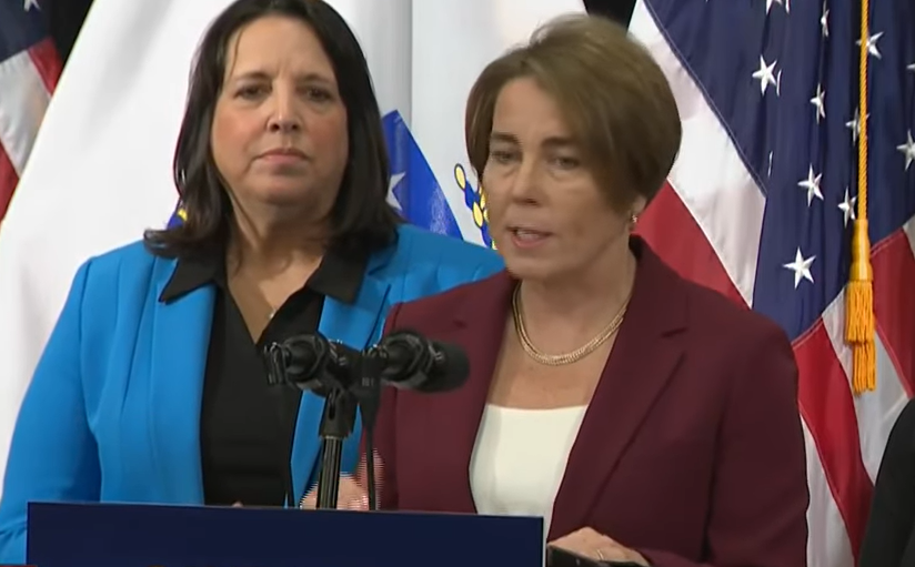 Governadora de Massachusetts sanciona lei que acelera construção de moradias acessíveis e nova biblioteca em Dorchester