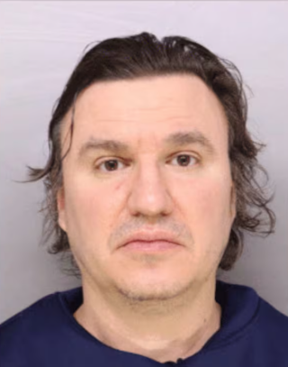 Agente do ICE acusado de estrangular mulher permanece detido sem direito à fiança em Ohio