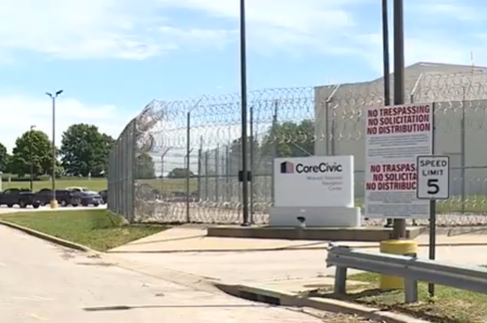 Justiça federal barra CoreCivic de reabrir centro de detenção em Leavenworth até fevereiro