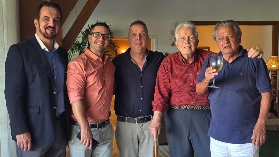 Coluna Destaques e Sociedade: Carla Pimentel e Embaixador Brian Neele homenageiam Bayard Boiteux