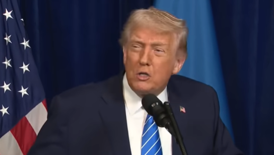 Governo Trump processa Illinois após sanção de lei que limita ações do ICE em tribunais