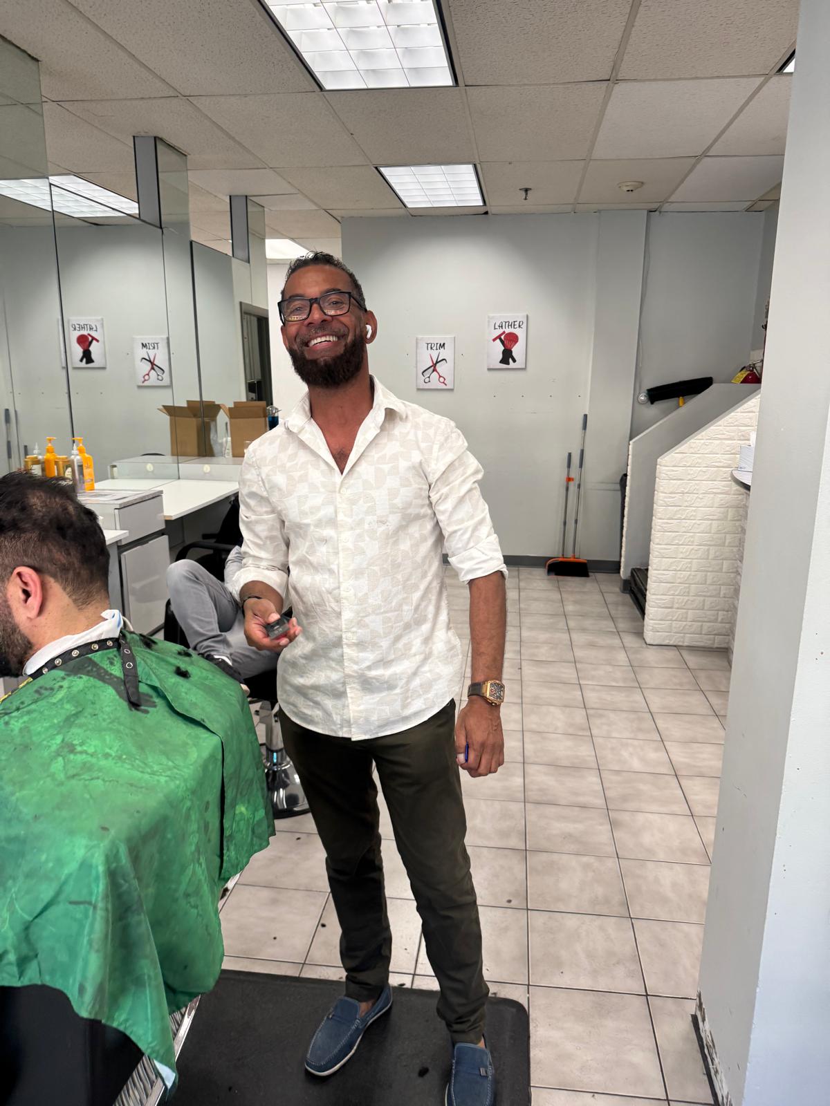 Cabeleireiro brasileiro detido pelo ICE em Somerville é solto após quase seis meses