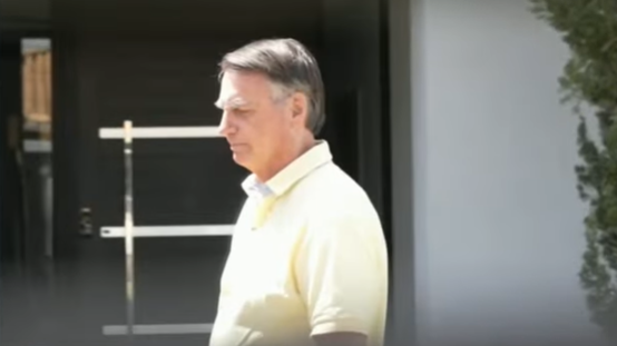 Bolsonaro sofre traumatismo craniano leve após queda na cela da Polícia Federal