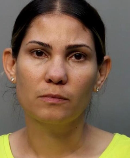 Mãe é presa na Flórida após agredir o próprio filho com cabo de vassoura durante discussão sobre tarefas domésticas