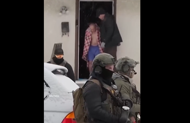 Agentes do ICE invadem casa em Minnesota e “arrastam” homem para a neve quase sem roupas