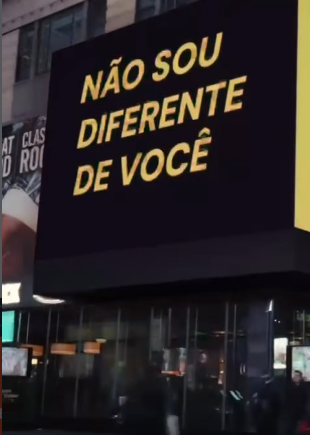 Obra de artista brasileira ocupa telões da Times Square e provoca reflexão sobre identidade e diversidade