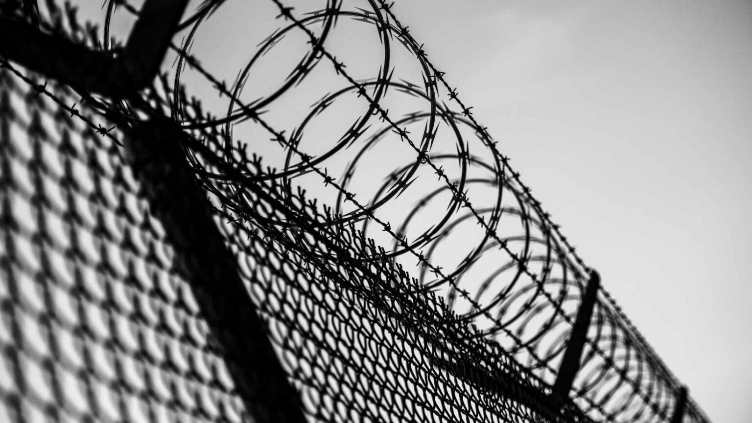 EUA atingem recorde histórico de detenções migratórias sob nova ofensiva do governo Trump