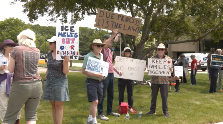 Veteranos se unem a protesto semanal contra o ICE em Burlington, Massachusetts