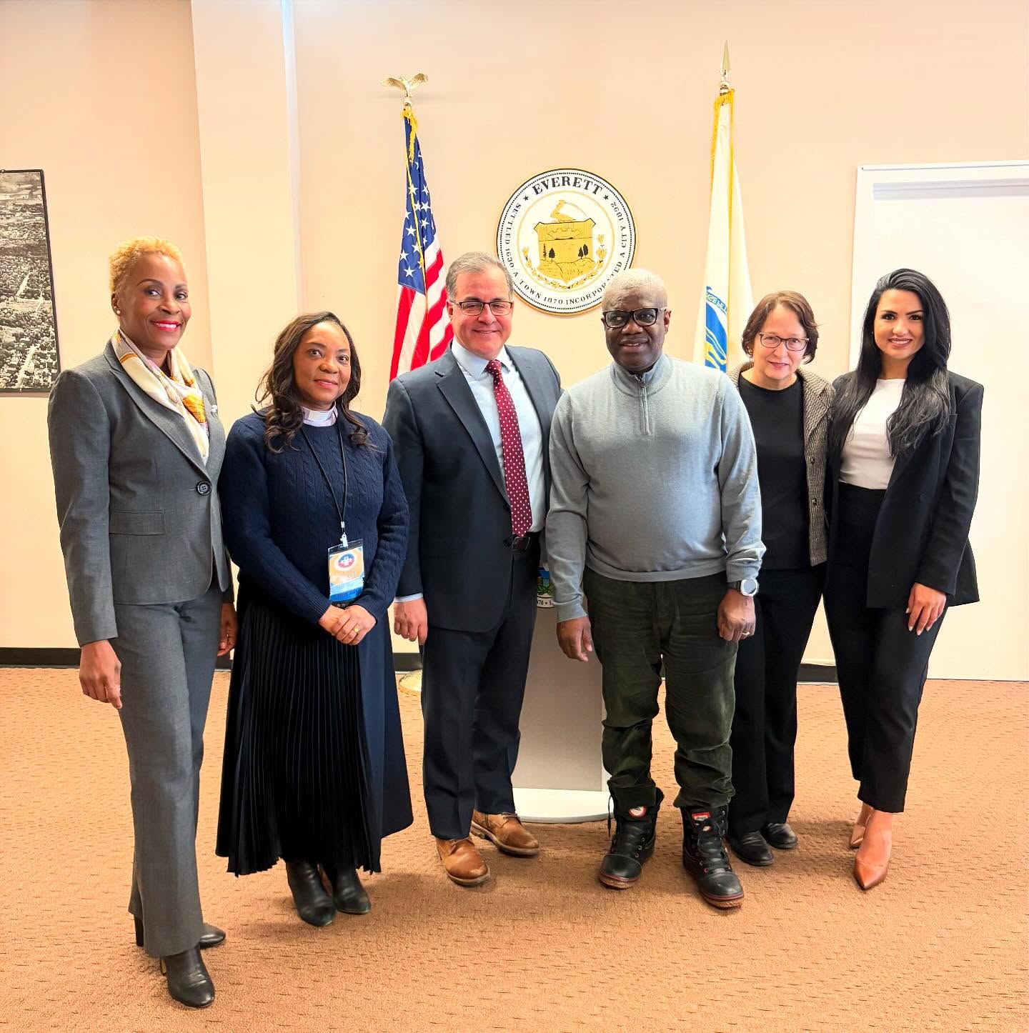 Brasileira, vereadora por Everett, se une a autoridades para apoiar comunidade haitiana