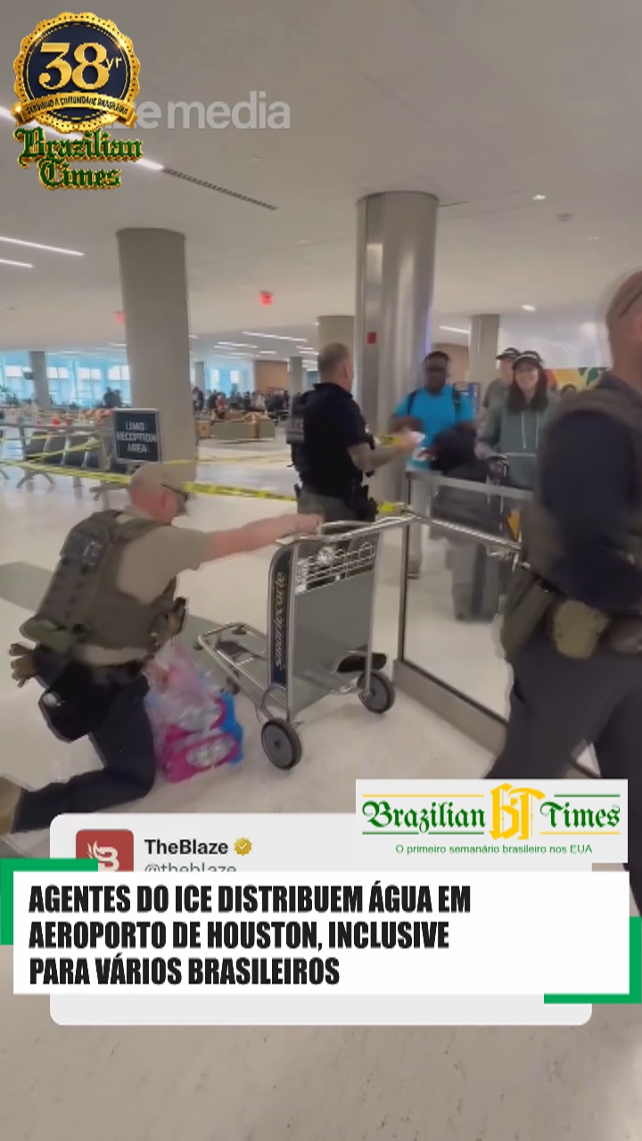 Agentes do ICE distribuem água a passageiros em aeroporto de Houston, inclusive para vários brasileiros