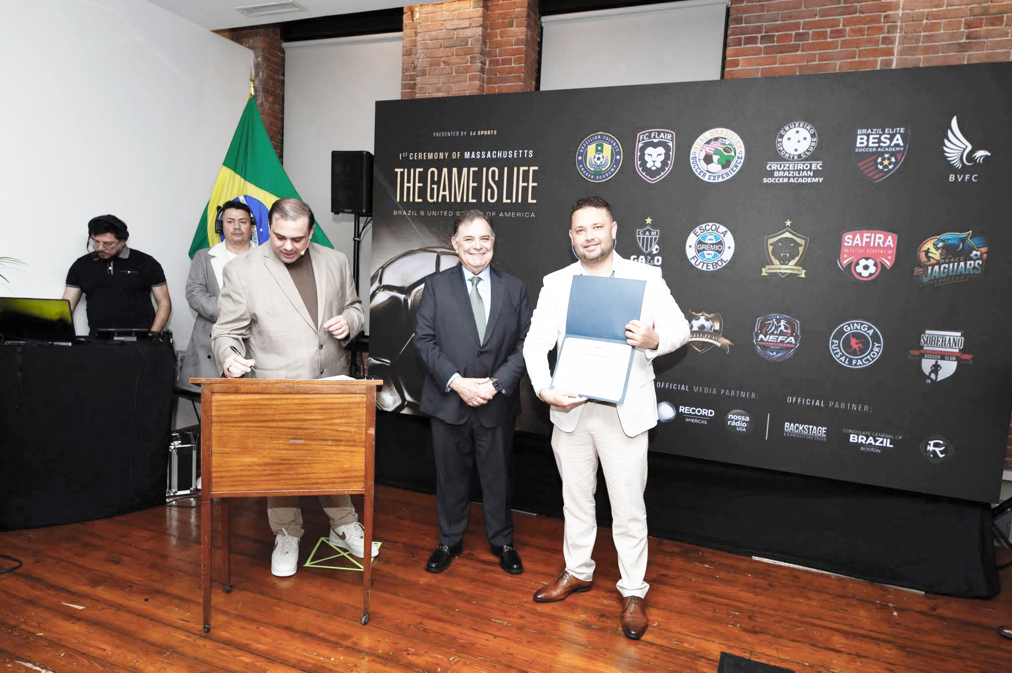 Educador brasileiro é reconhecido pelo Consulado em Boston e amplia projeto que une esporte e transformação social