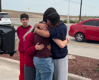 Família de músicos é libertada após 12 dias em centro de detenção do ICE no Texas